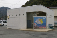 Medium_車を入口に横付け　可